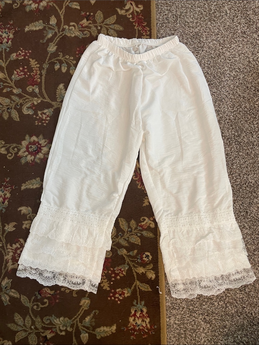 Source Unknown White Lace-Trim Capris